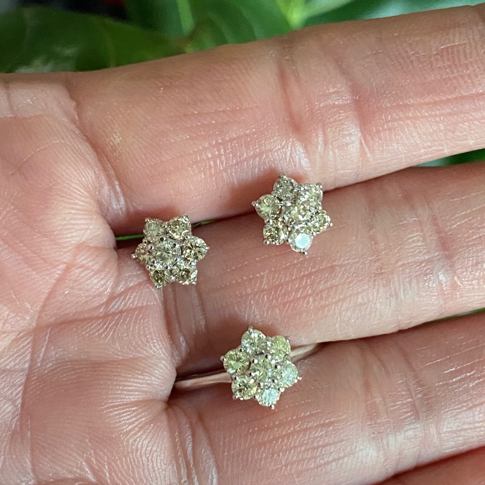 ❌SOLD❌Natural diamond flower set in 18k white gold